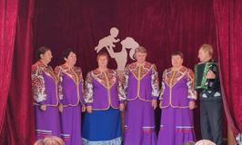 "Домик окнами в сад". Коллектив "Уральская рябинушка"